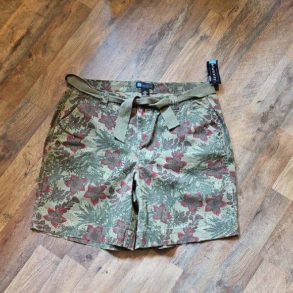 👖Relativity Green and Red Patterned Shorts - Picture 1 of 8